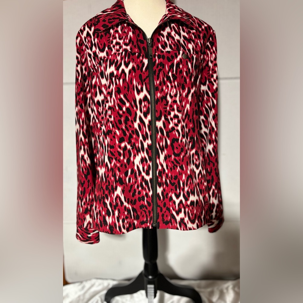 Chicos Zenergy Red Leopard Print Jacket Size 1 (8-10)2 pockets zip closure front